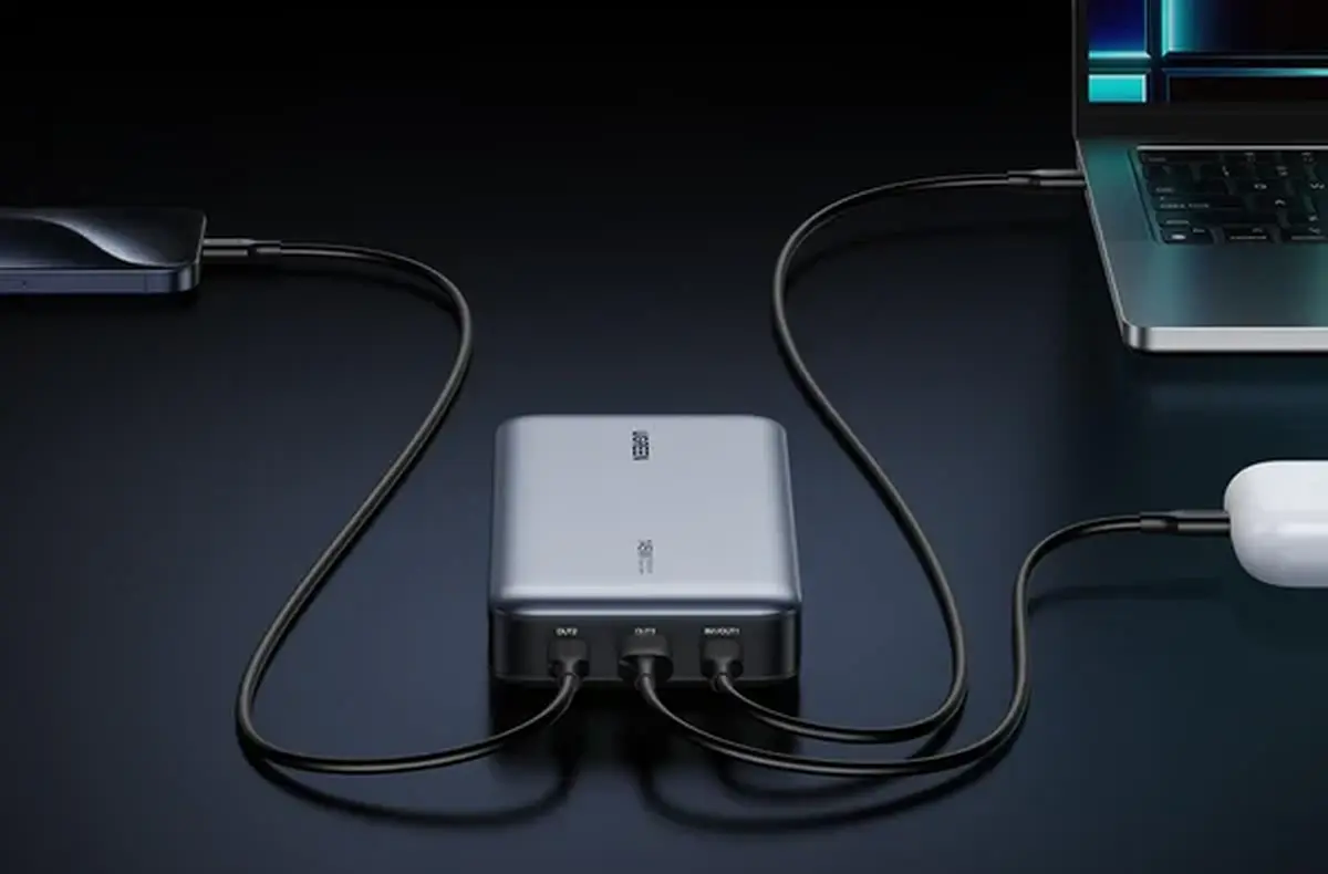 UGREEN 25000mAh PD 145W Power Bank s notebookem telefonem a sluchatky