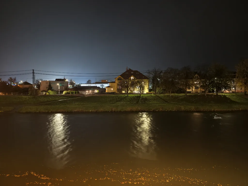 Vivo X300 Pro foto primární noc řeka