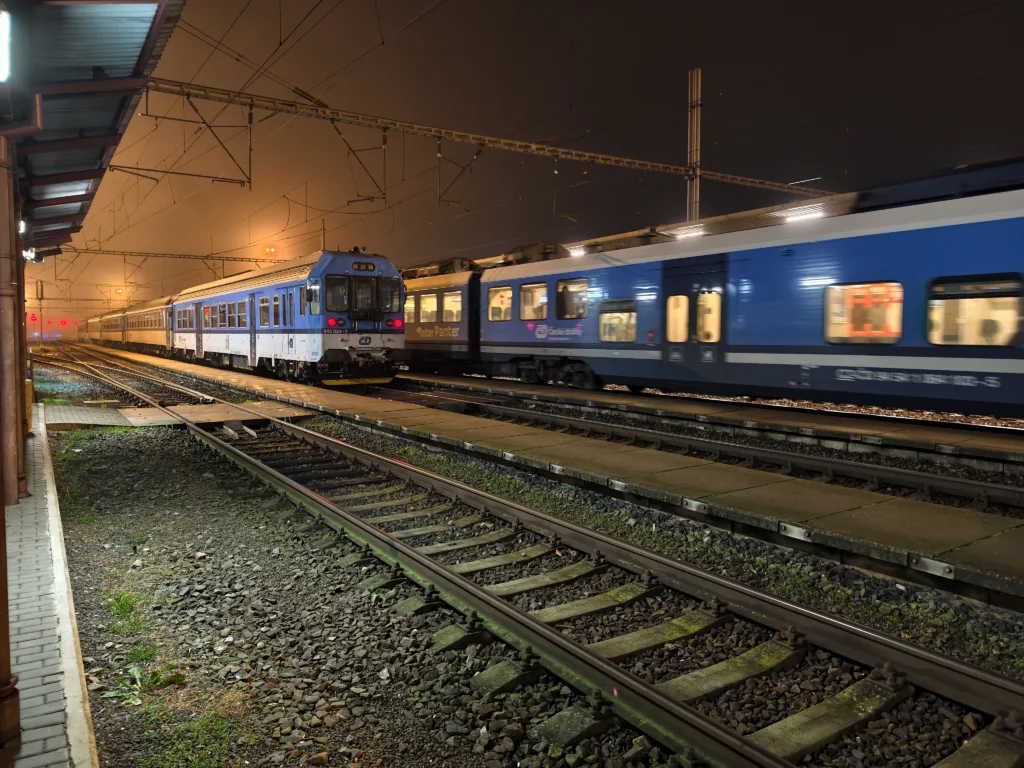 Vivo X300 Pro foto primární noční vlak