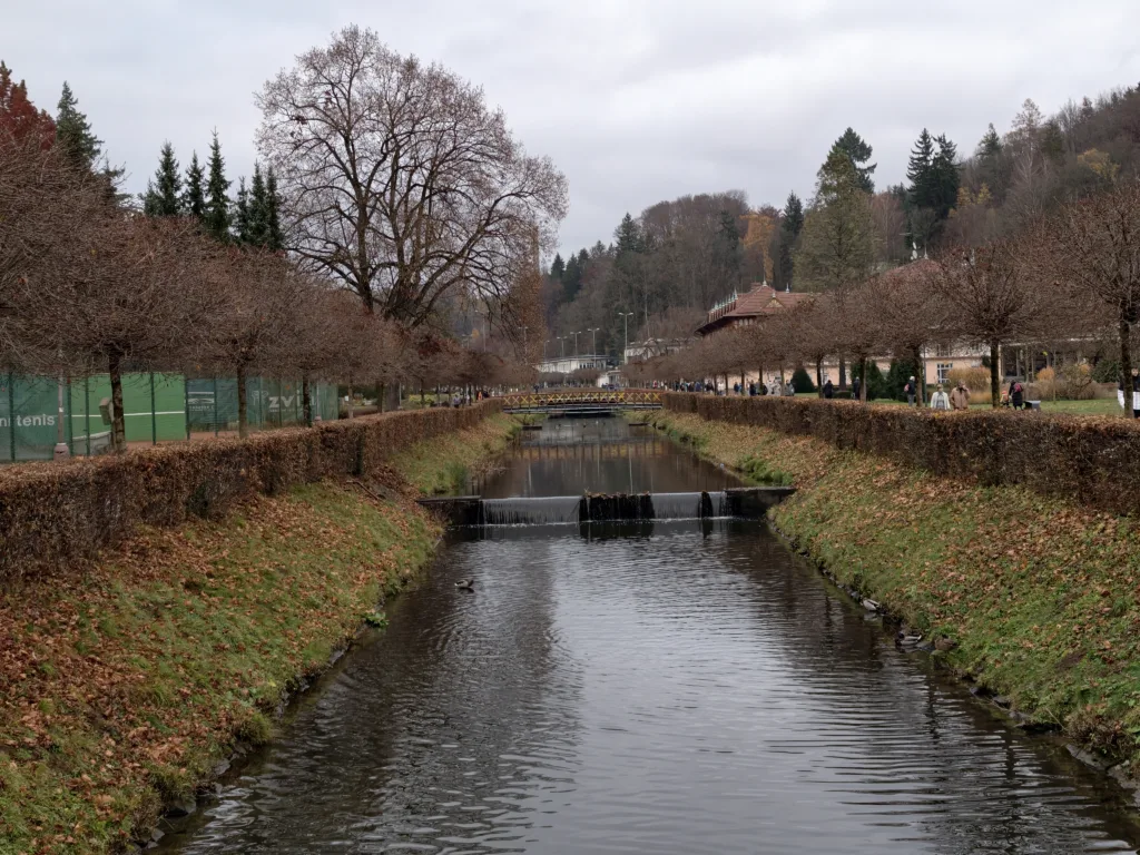 Vivo X300 Pro foto primární pod mrakem