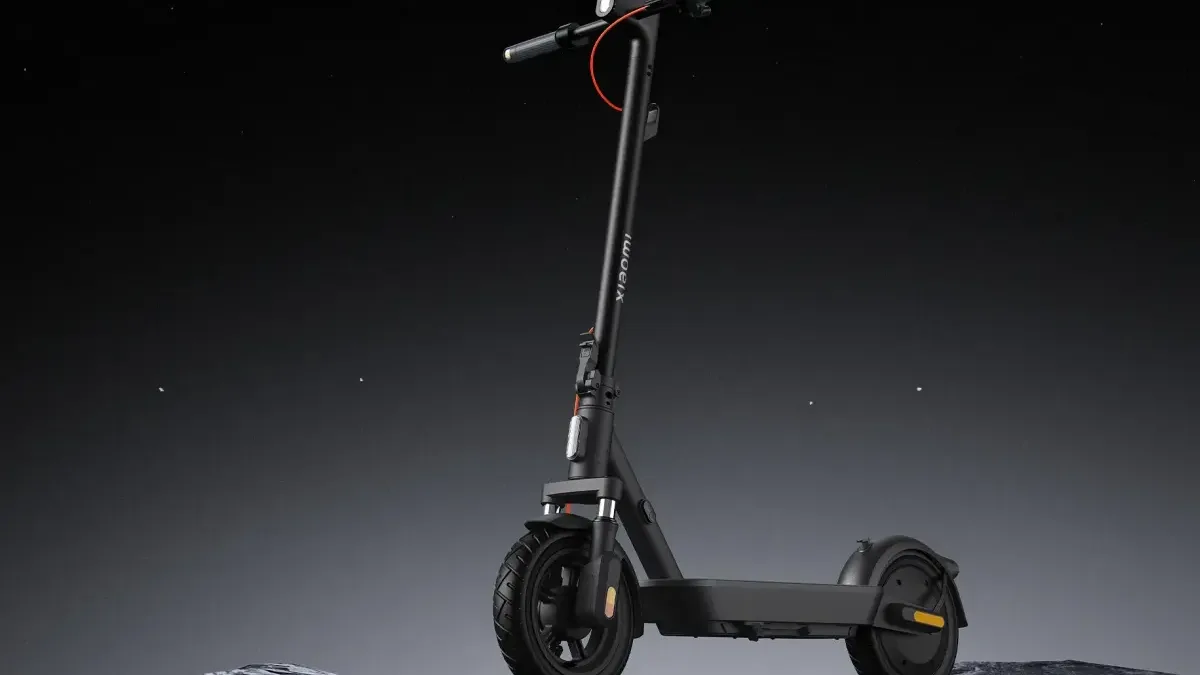 Elektrokoloběžka Xiaomi Electric Scooter 5 Plus nikdy nebyla levnější. Nabízí dojezd až 60 km a 12″ pneumatiky