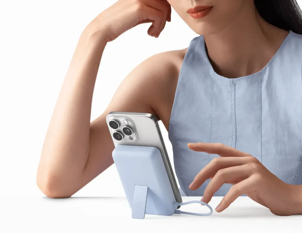 Xiaomi Magnetic Power Bank 10000 with Built in Stand s iphonem na stojanku