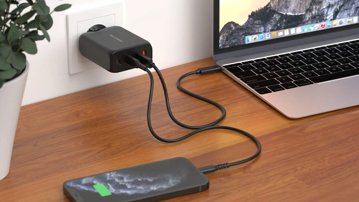 Skvělá sleva! Praktická nabíječka AlzaPower s výkonem 100 W a třemi USB-C porty stojí teď jen 8 stovek