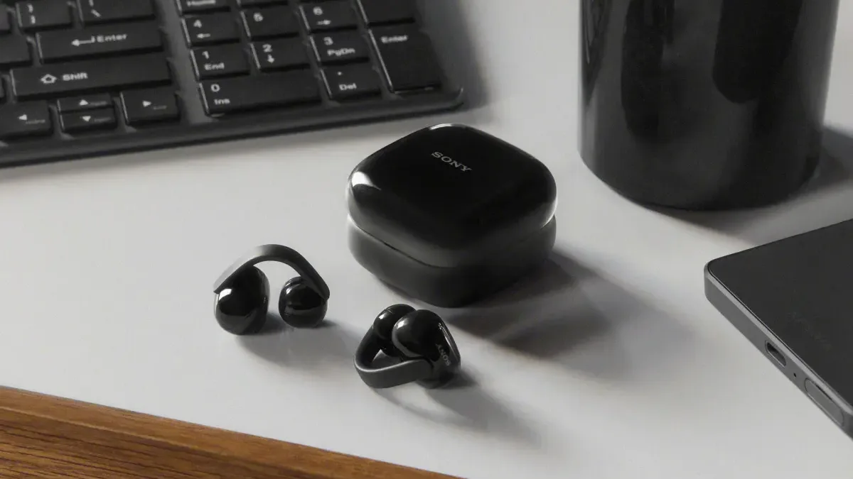 Sony má nová sluchátka, která si nestrčíte do uší. LinkBuds Clip jdou úplně jinou cestou