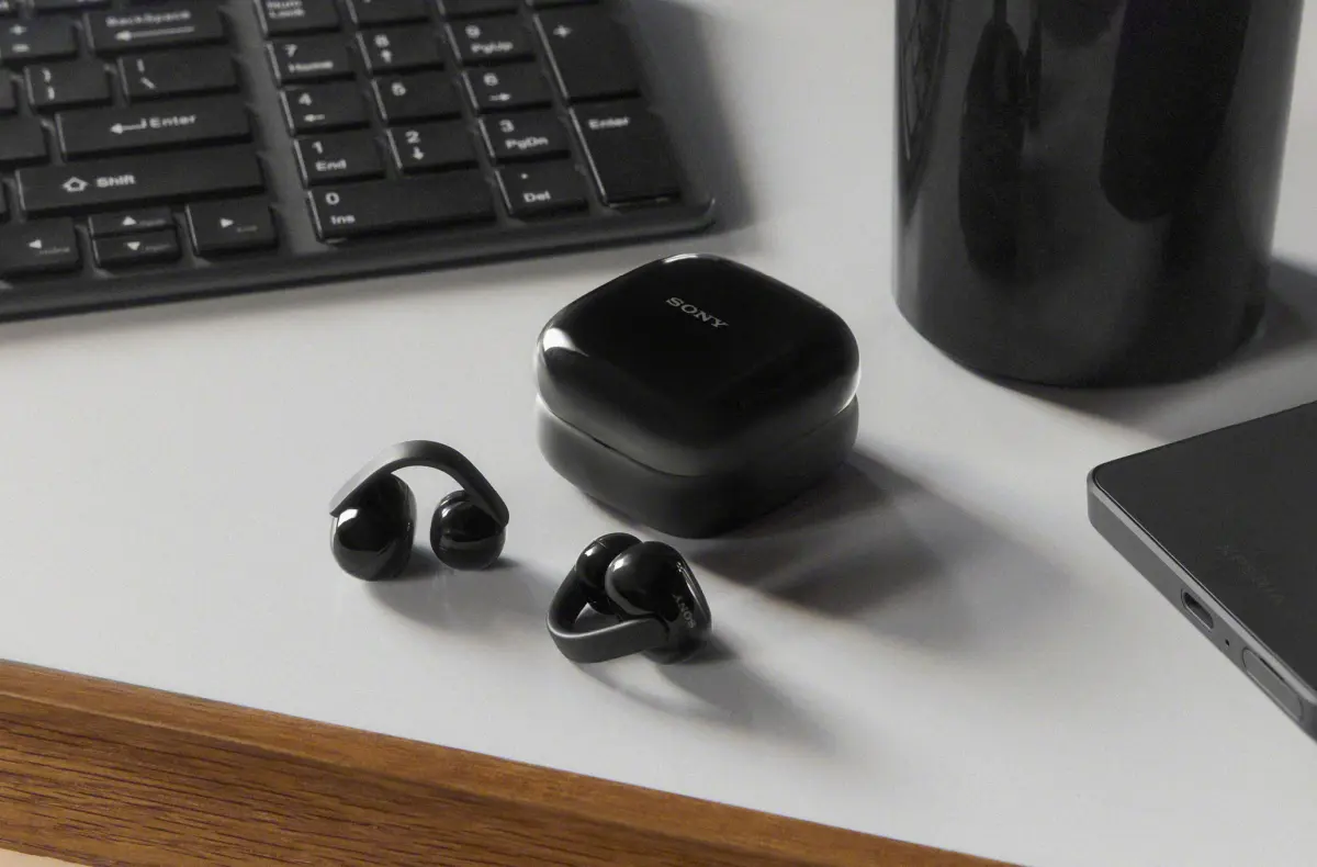 sony linkbuds clip cerna na stole