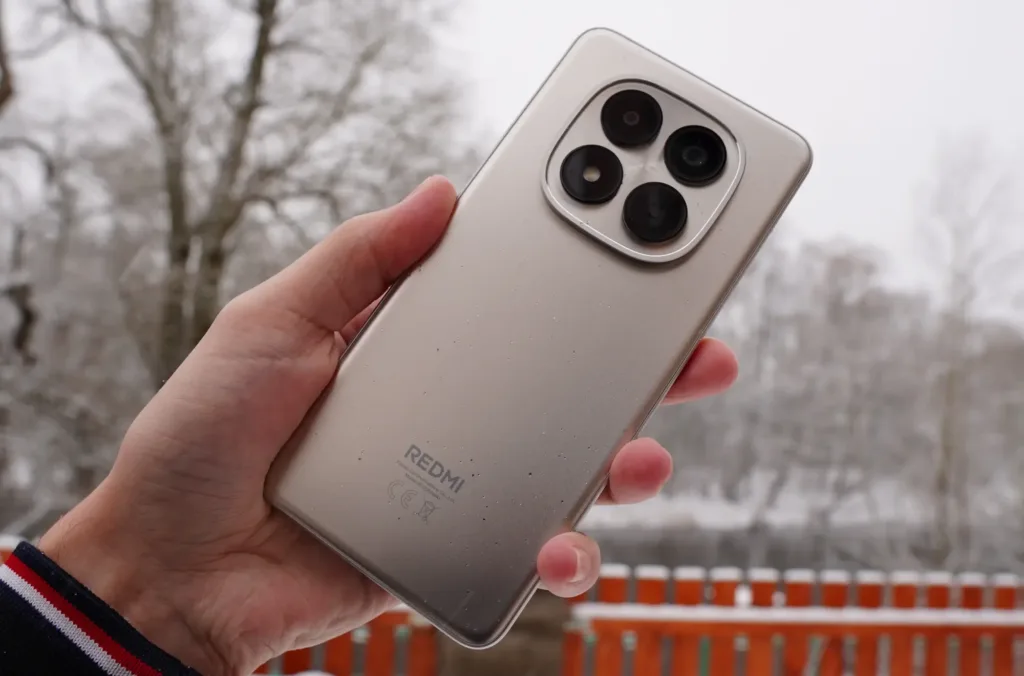 xiaomi redmi note 15 pro 5g zadni strana v ruce