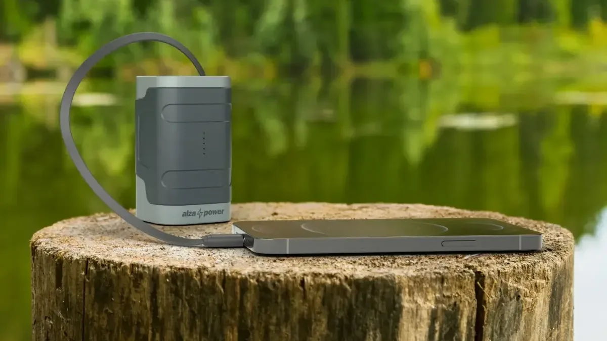 Alza má odolnou powerbanku do přírody. Vyšla teprve nedávno a už stihla zlevnit