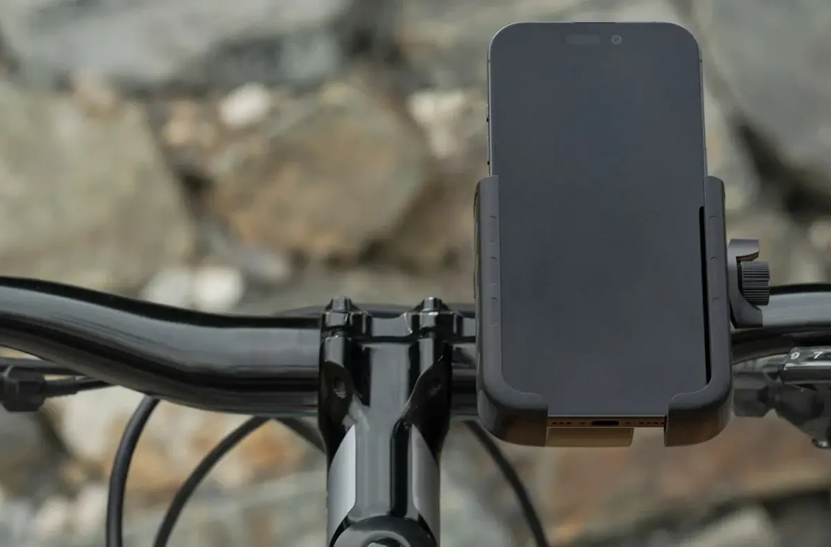 AlzaPower Bike Holder ACP200 na kole s telefonem