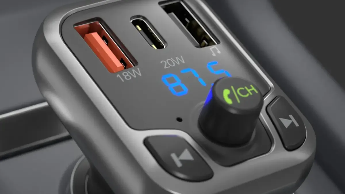 Nemáte Bluetooth v autě? Tahle hračka z Alzy to vyřeší za 324 Kč, nabízí i dva nabíjecí porty