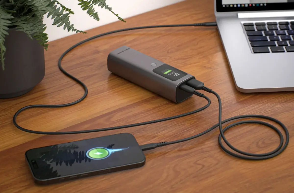 AlzaPower Vision 10000mAh Power Delivery 100W na stole