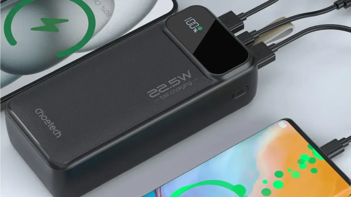 Levná powerbanka s kapacitou 30 000 mAh. Tahle nabízí tři výstupy a displej, teď pěkně zlevnila