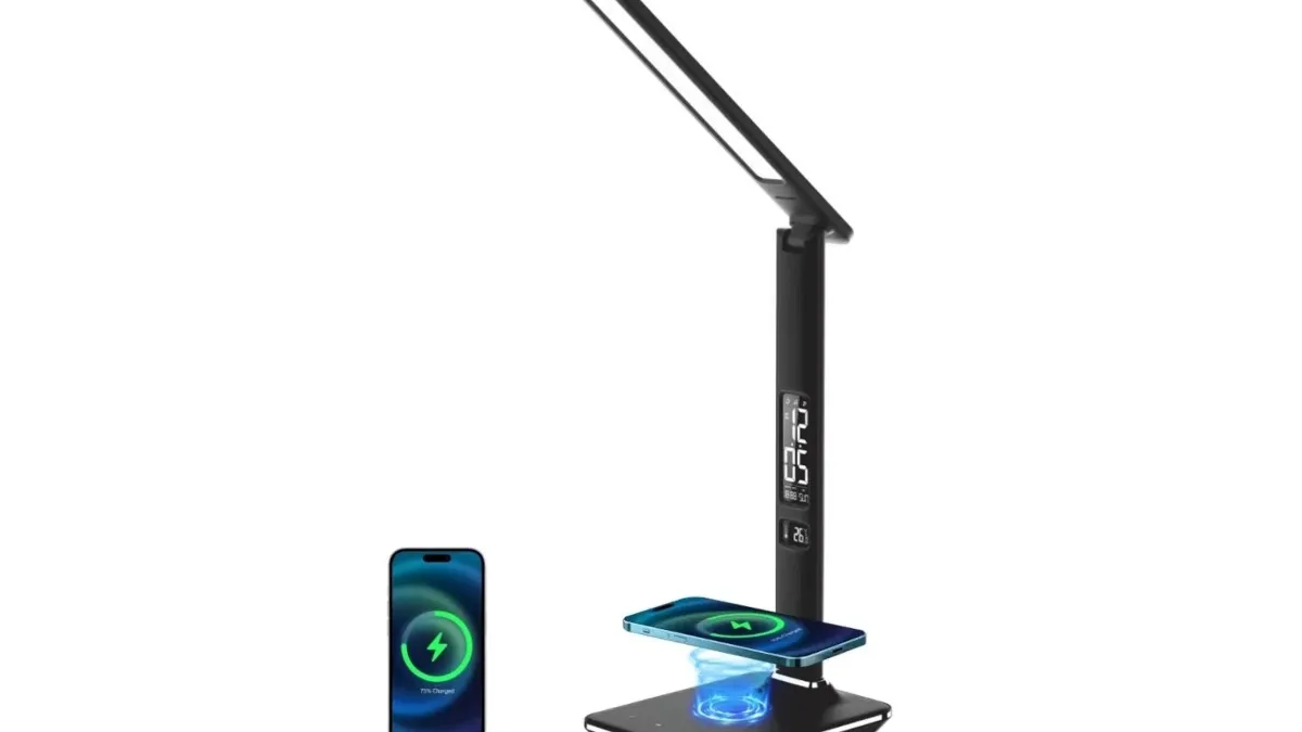 Tip: Praktická stolní lampička s bezdrátovou nabíječkou zlevnila o skoro čtyři stovky