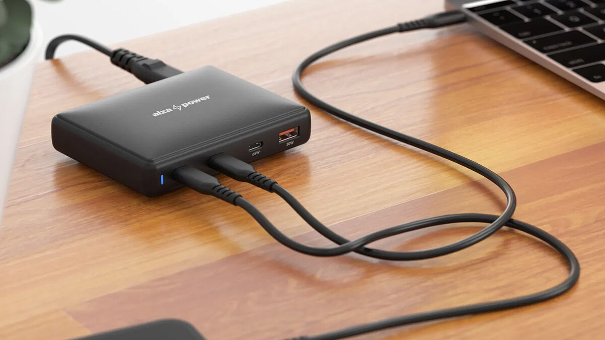 Češi ji milují! Skvělá alzácká nabíječka na stůl má 3x USB-C a výkon až 100 W, nyní krásně zlevnila