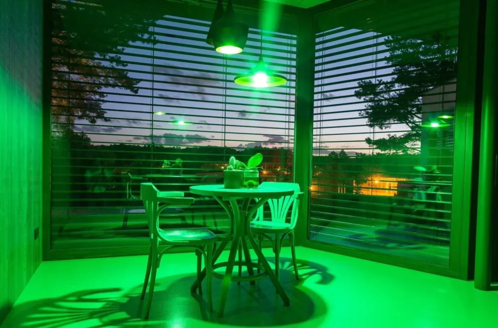 immax chytra zarovka v mistnosti zelena