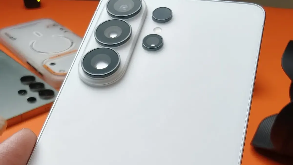 YouTuber si dokázal koupit Samsung Galaxy S26 Ultra ještě dříve, než vyšel. Teď se jím chlubí online