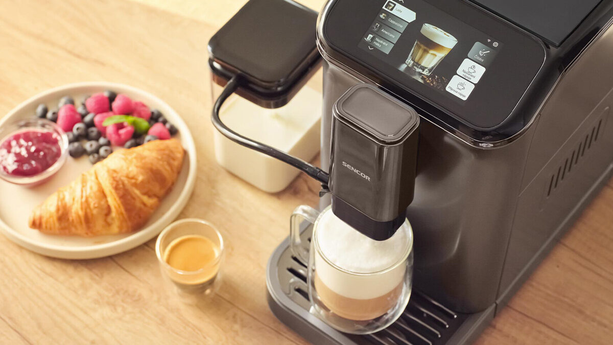 Chytrý kávovar Sencor v Česku zlevnil pod 8 tisíc! Dělá chutné nápoje, ale má jeden háček…