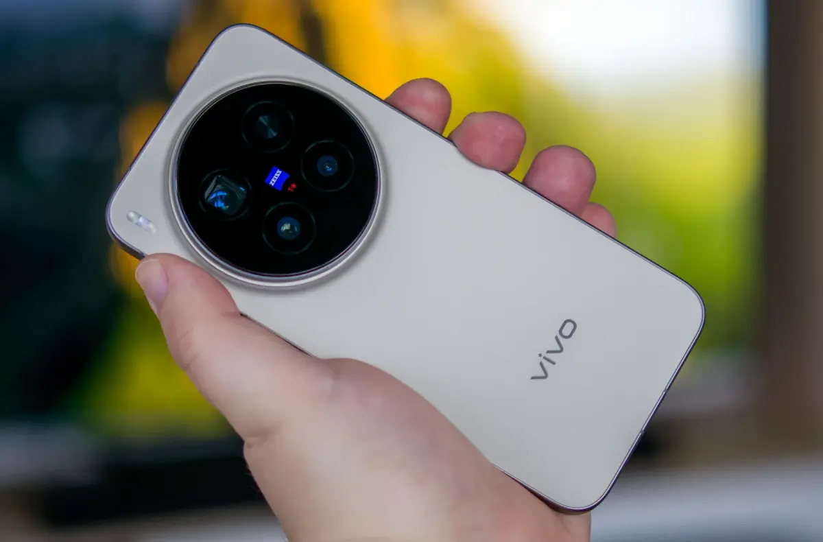 vivo X300 Pro v ruce zadni strana