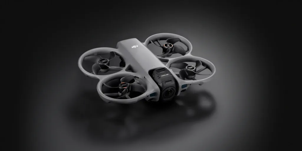 DJI Avata 360 render na sedem pozadi