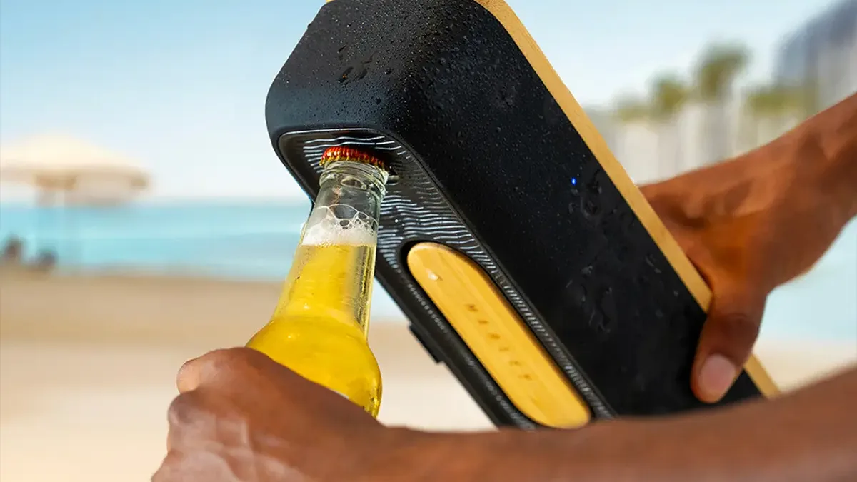 Tenhle repráček má zabudovaný otvírák na pivo. Je voděodolný a vypadá skvěle