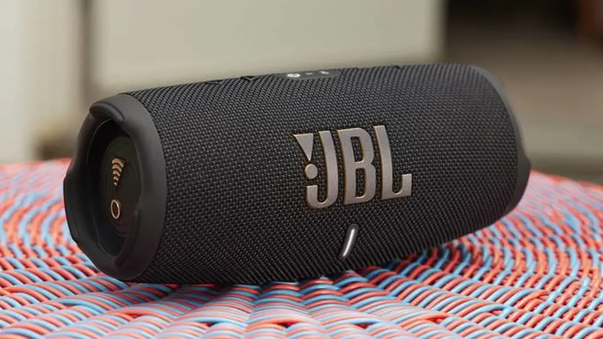 Tenhle reproduktor JBL hodně zlevnil. Má funkce, které nejsou samozřejmostí