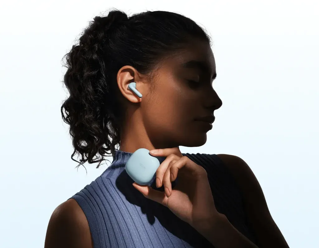 REDMI Buds 8 Active v usich zeny drzici modrou krabicku