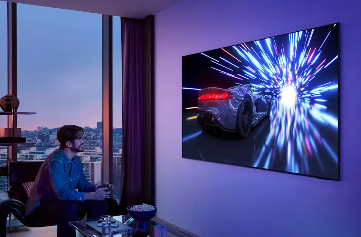 Samsung QE65S95F na stene hrani her