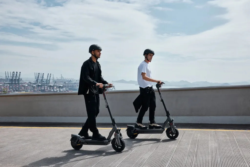 Segway eKickScooter Ninebot MAX G3 E dva jezdci na moste