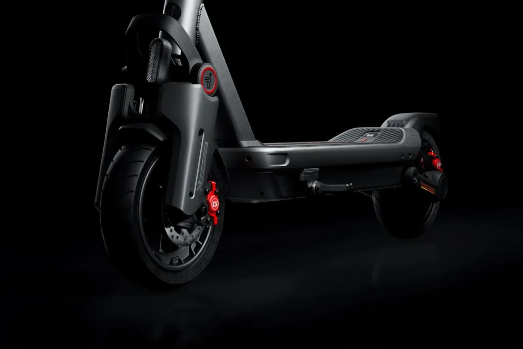 Segway eKickScooter Ninebot MAX G3 E predni kolo zblizka