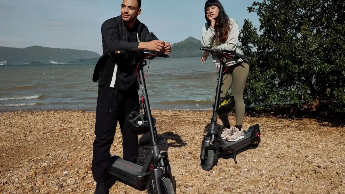 Skvěle vybavená elektrokoloběžka Segway v akci: Má odpružení, blinkry i 80km dojezd