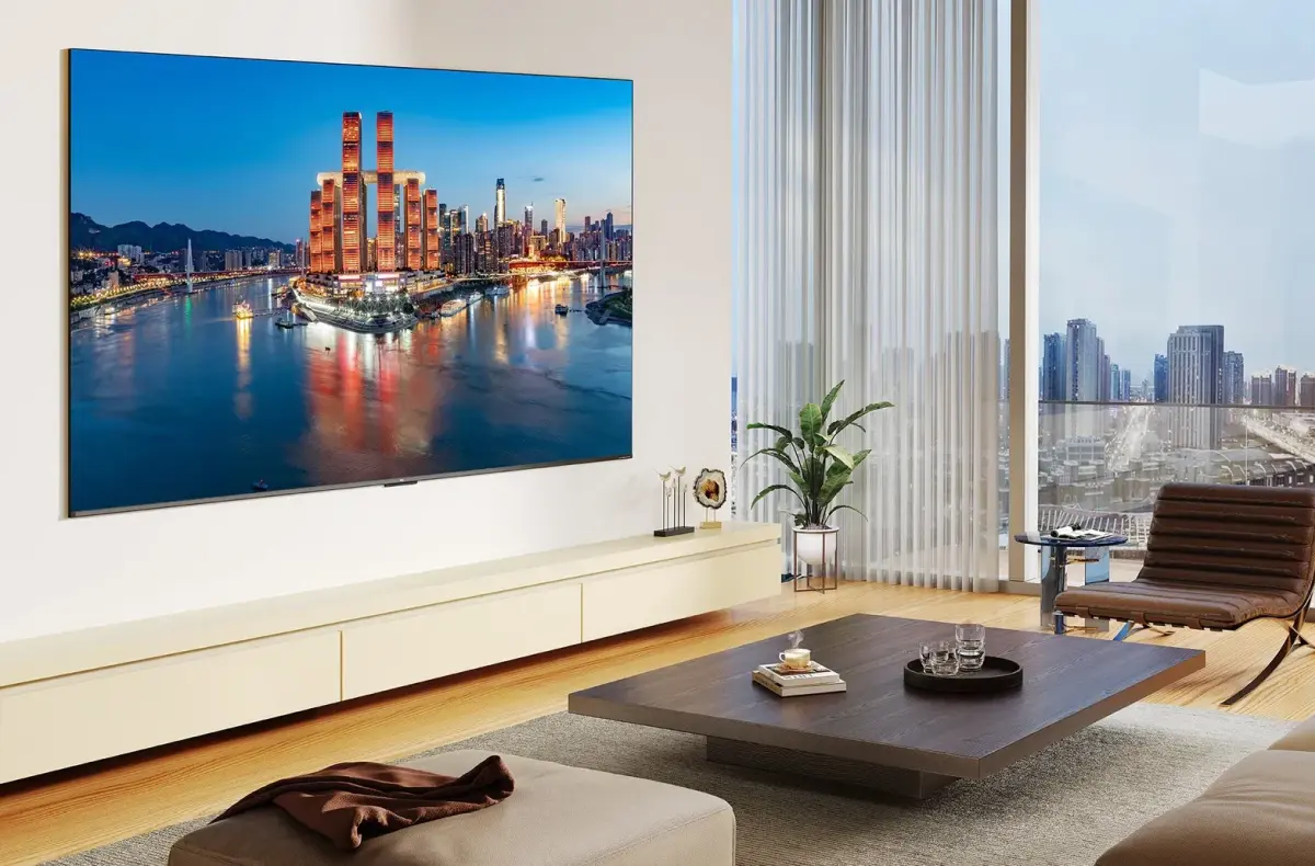 TCL 50Q7C v obyvaku na stene ilustracni