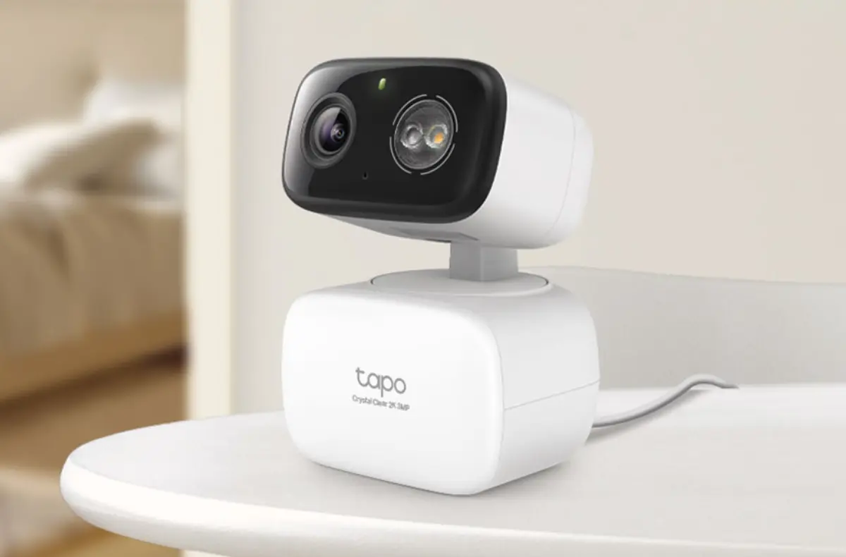 TP Link Tapo C216 na stole