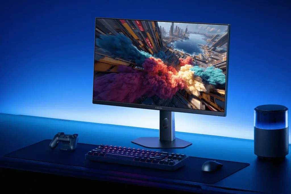 Xiaomi Gaming Monitor G27i 2026 na stole s prislusenstvim
