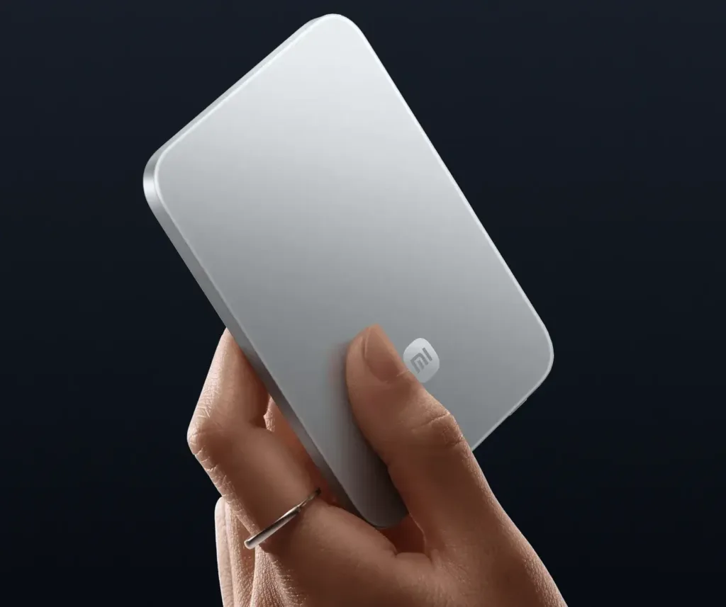 Xiaomi UltraThin Magnetic Power Bank 5000 15W v ruce