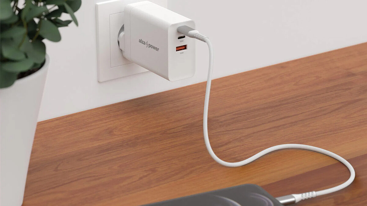 Skvělá 120W AlzaPower teď stojí jen tisícovku! Nabije notebook, telefon i hodinky najednou