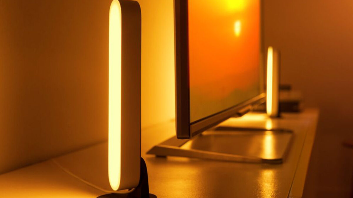 Chytré podsvícení Philips Hue za monitor nebo TV je teď levnější! V balení je navíc i Hue Bridge