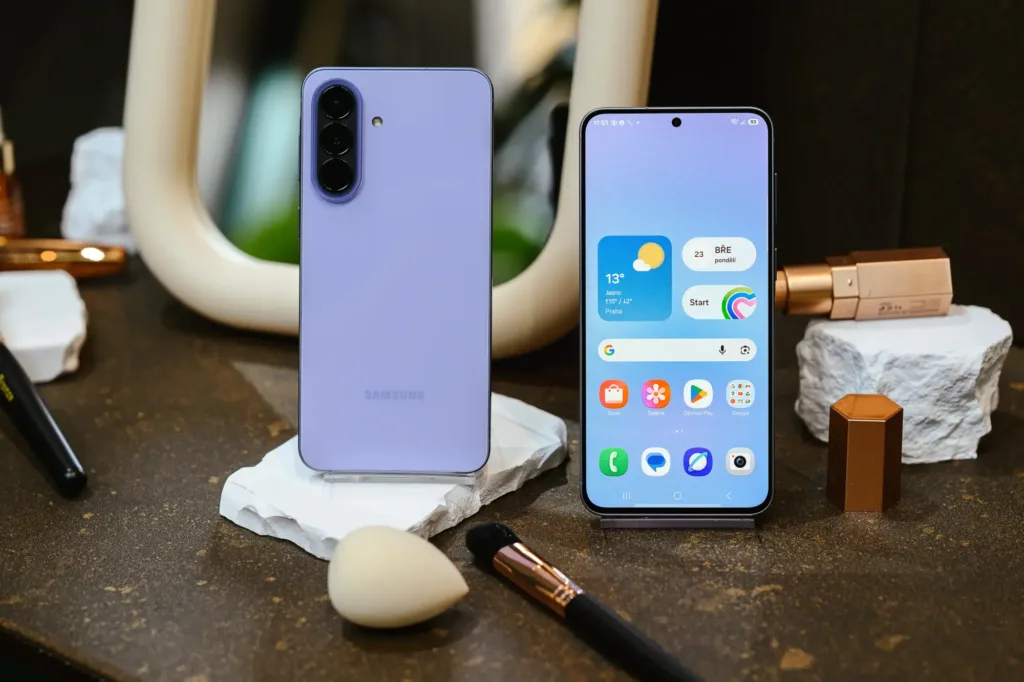 samsung galaxy a57 na umeleckem stole