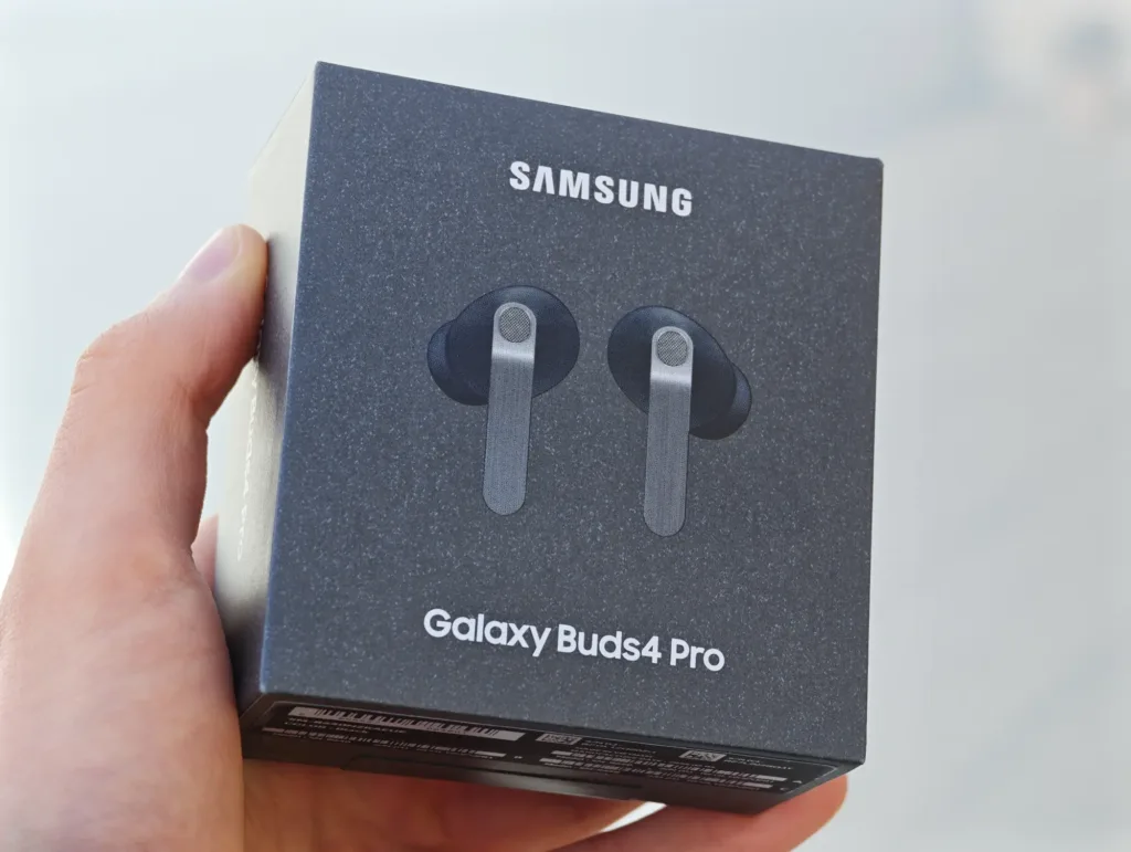 samsung galaxy buds4 pro cerna baleni v ruce