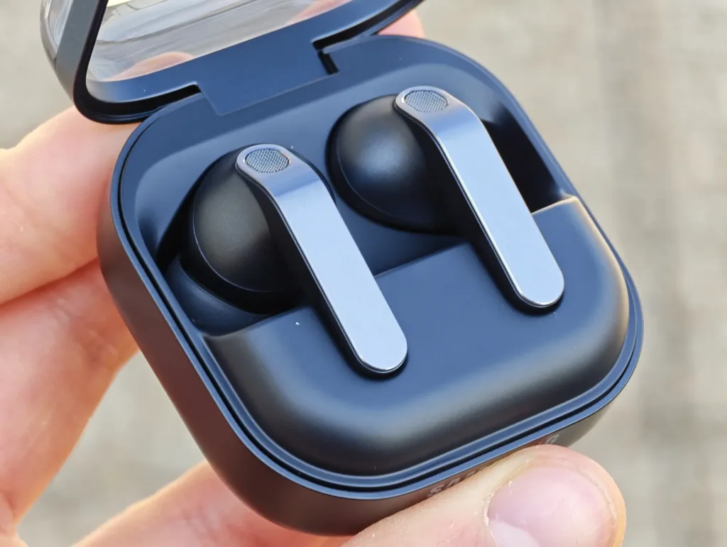 samsung galaxy buds4 pro cerna krabicka v ruce