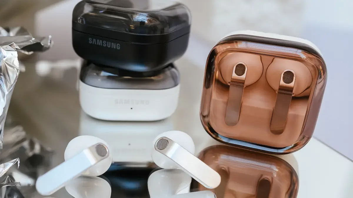 Sluchátka řady Galaxy Buds4 vylepšují kvalitu hovorů pomocí technologie HD Voice