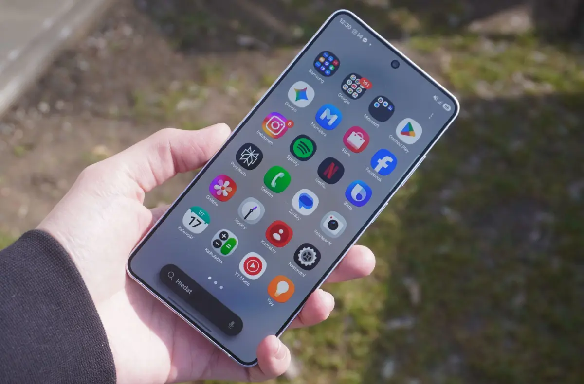 samsung galaxy s26 ultra bila displej v ruce