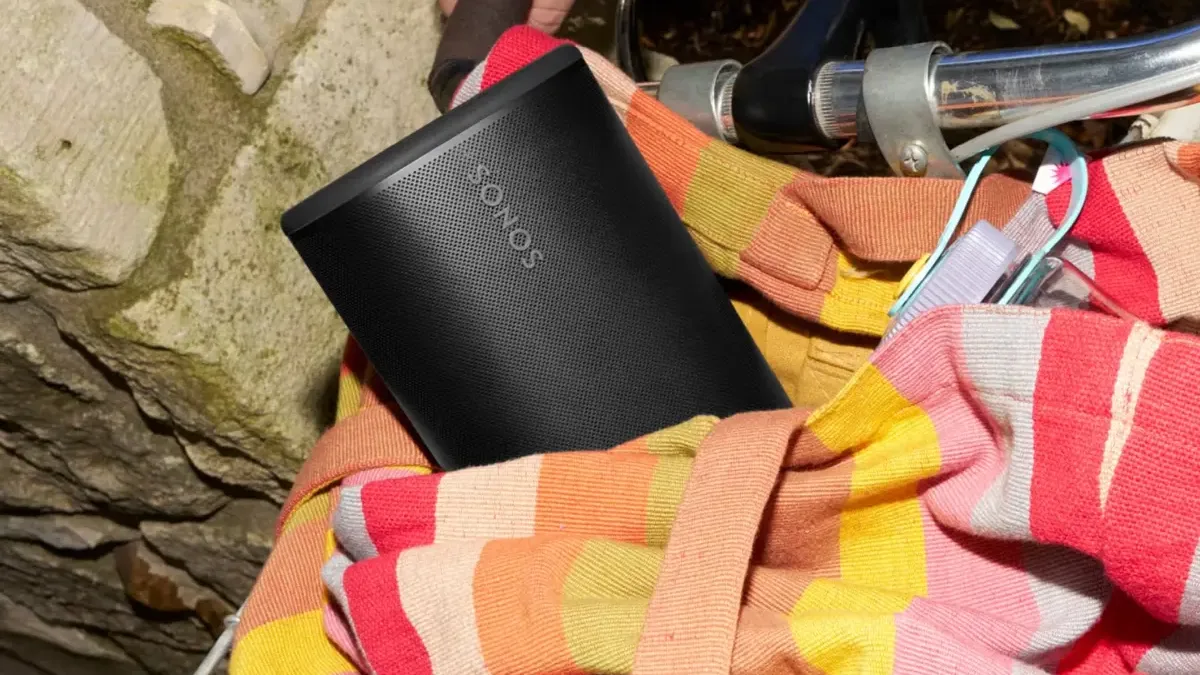 Sonos Play je skvělý repráček pro poslech doma i na cestách. Má hromadu chytrých funkcí, voděodolnost a v nouzi dobije váš mobil