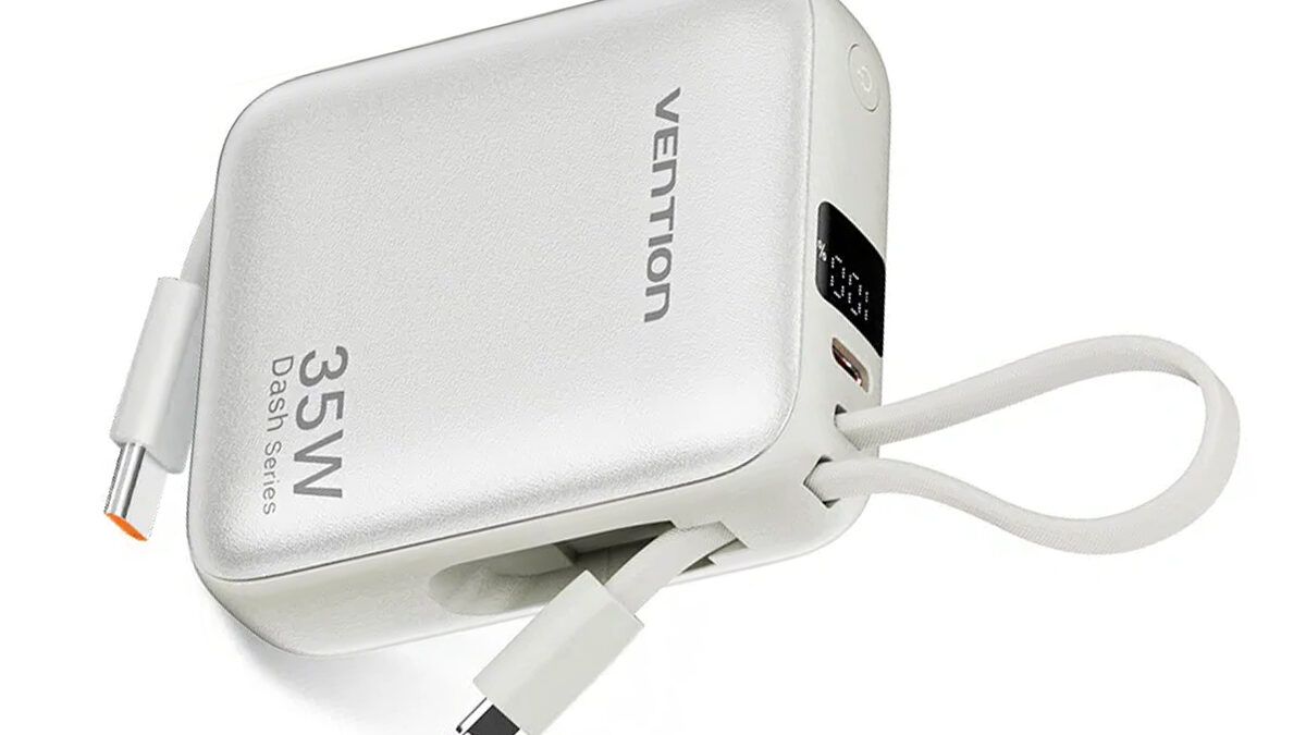 Tahle maličká powerbanka má slušný výkon a teď je v akci! Potěší i vestavěné kabely