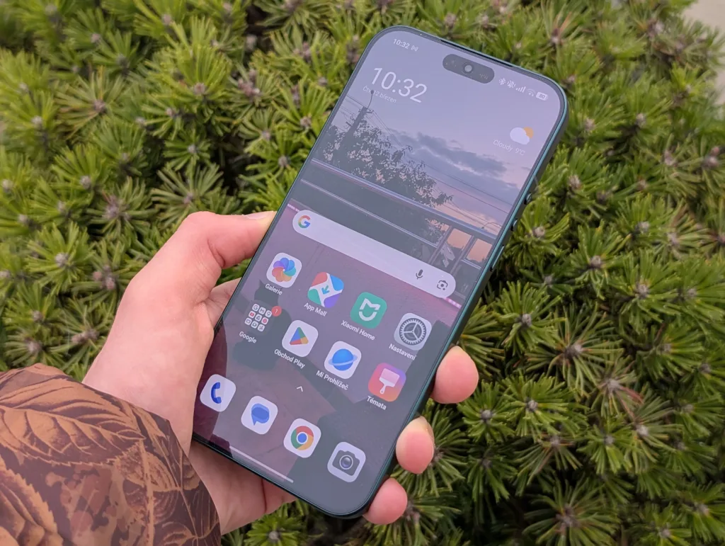 xiaomi 17 ultra displej s dynamic islandem v ruce