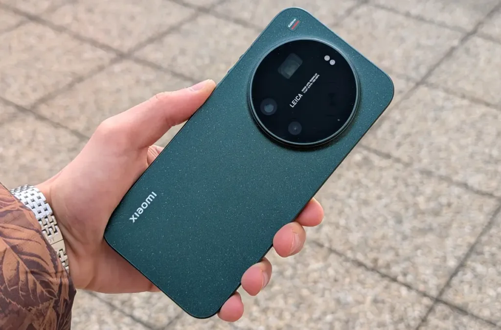 xiaomi 17 ultra v ruce nad kachlickami