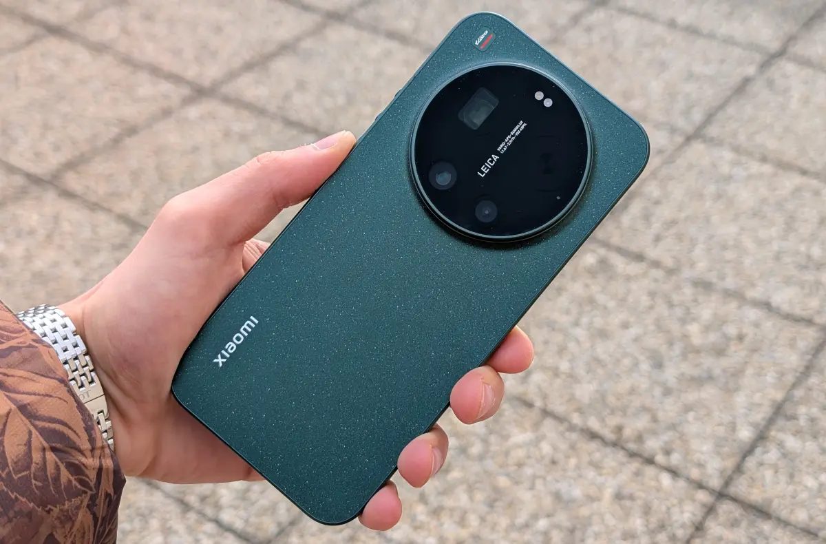 xiaomi 17 ultra v ruce nad kachlickami