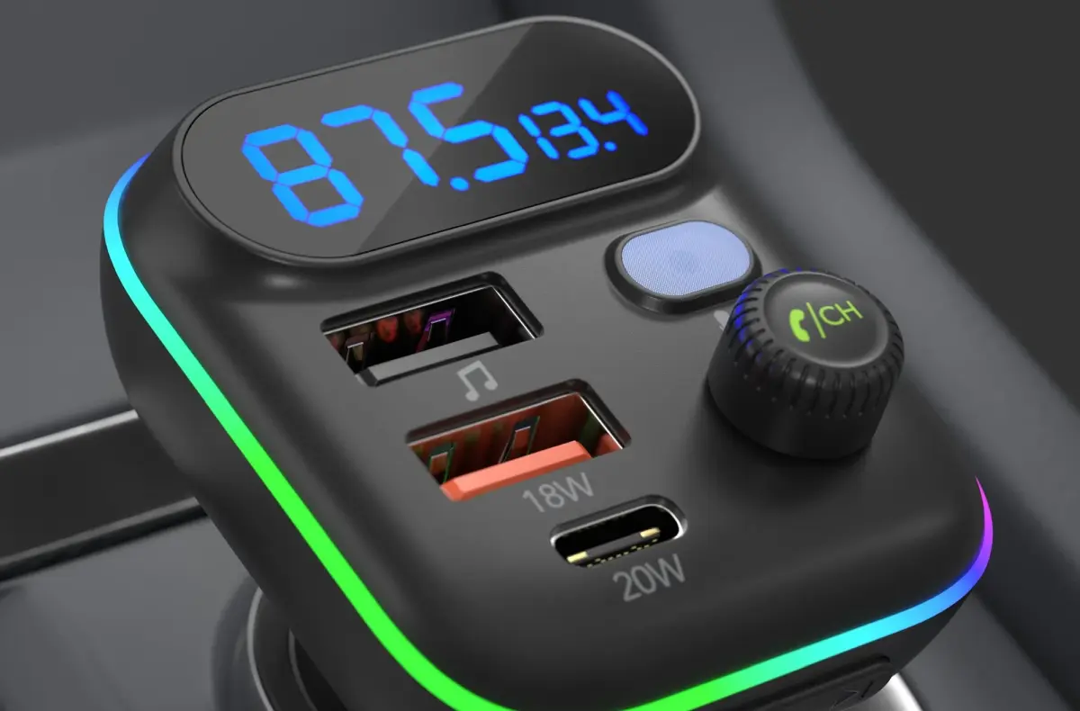 AlzaPower FM Transmitter F120 v aute zapojeny