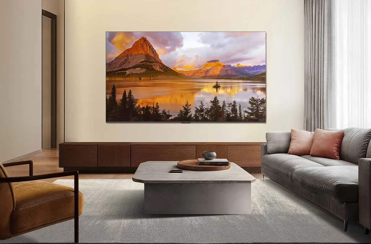 TCL 65T8C v obyvaku ilustracni