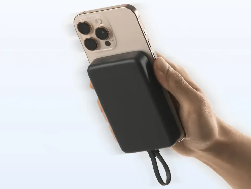Xiaomi 33W Magnetic Power Bank 10000 Integrated Cable na zadech iphonu na vysku