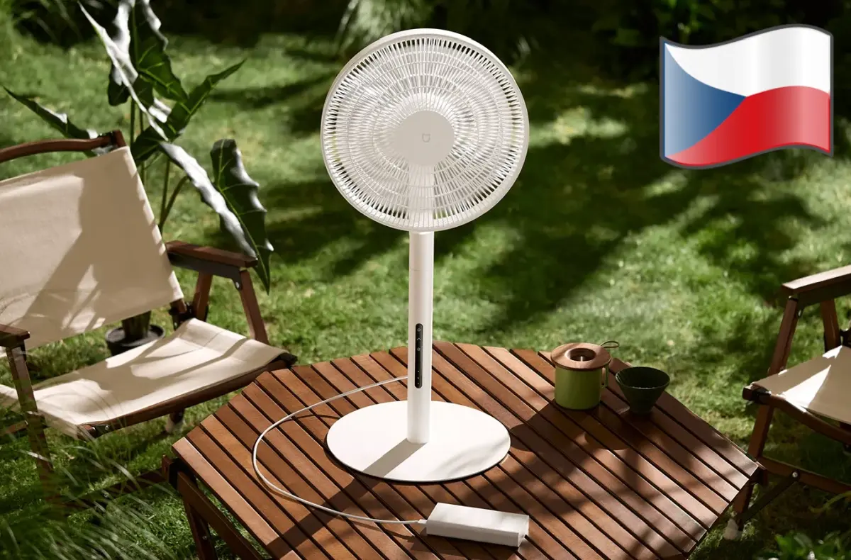 Xiaomi Mijia Smart Standing Fan Pro Slim s powerbankou na stole