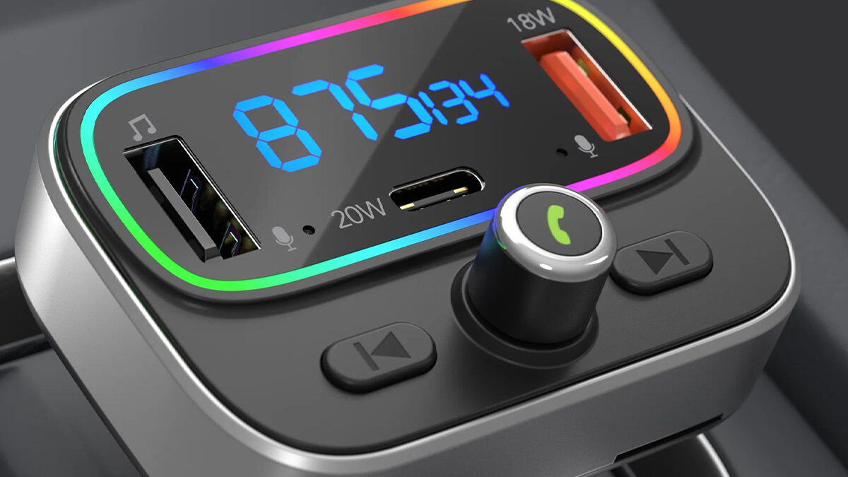 Tahle geniální věcička z Alzy je teď v akci! Za 524 Kč přidá starému autu hudbu z telefonu, handsfree i rychlé nabíjení